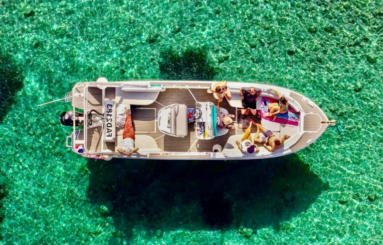 Tour en bateau des Calanques emblématiques avec baignade weekend EVG EVJF