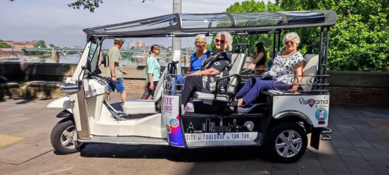 Visite en tuk-tuk électrique à Toulouse weekend EVG EVJF